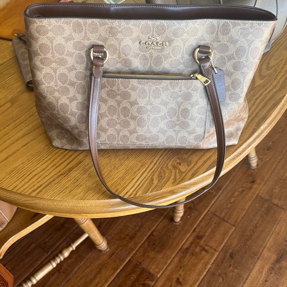 Station Tote Bag In Signature Canvas - Picture 4 of 8